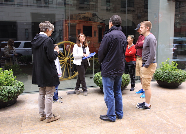Devant le musée Wells Fargo