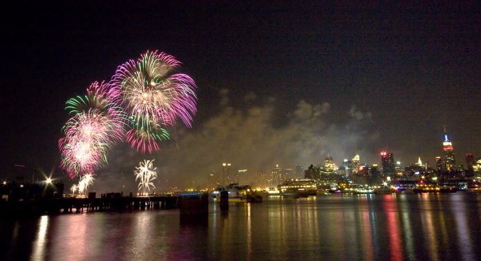 Macy's_Independence_Day_Fireworks_from_Hoboken_-_New_York_2